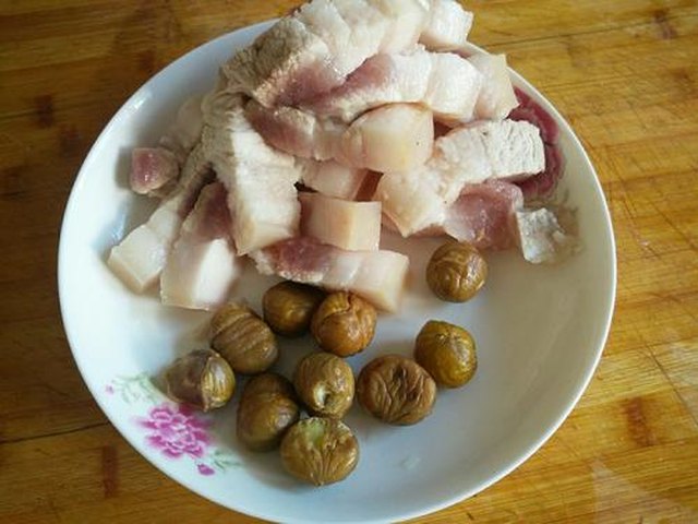 【栗子红烧肉】步骤3制作图解