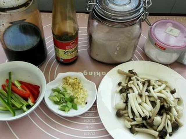 【双椒炒蟹味菇】步骤1