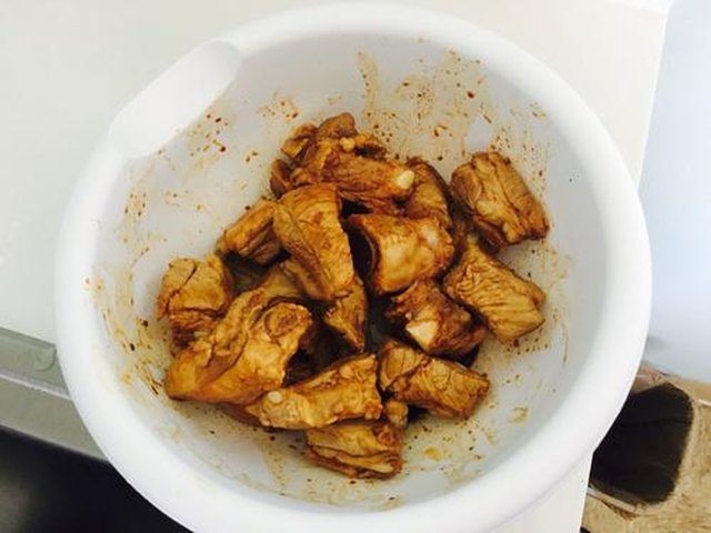 【胡萝卜芹菜闷排骨】步骤1制作图解