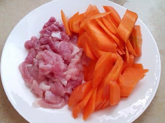 【胡萝卜片炒肉】步骤1制作图解
