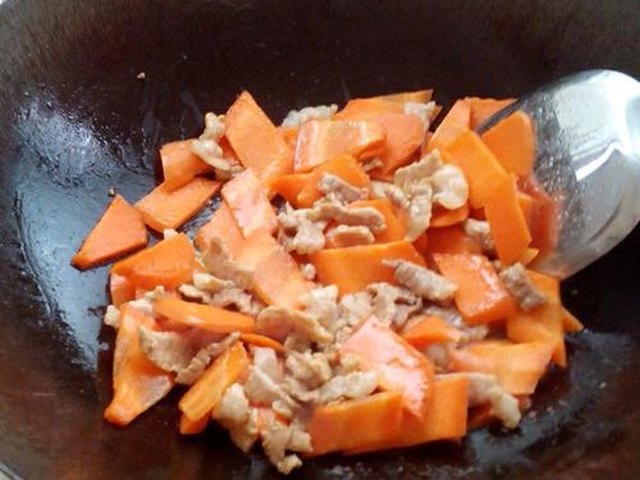 【胡萝卜片炒肉】步骤3制作图解
