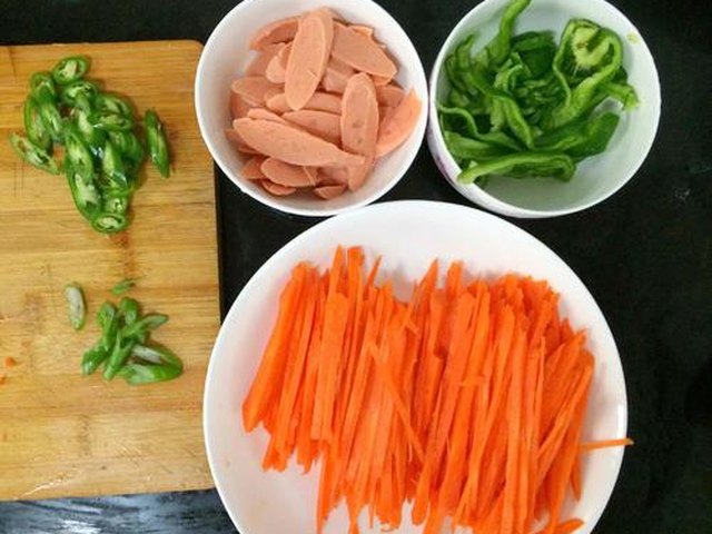 【胡萝卜火腿肠/宫子城】步骤2制作图解