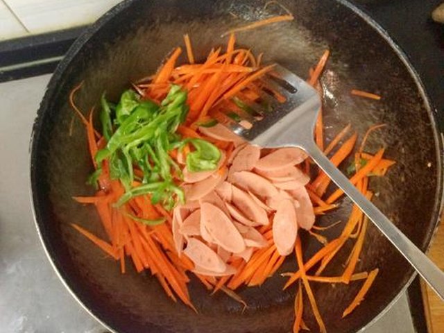 【胡萝卜火腿肠/宫子城】步骤4制作图解