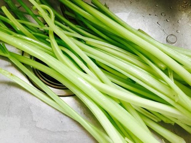 【牛肉炒芹菜】步骤1制作图解