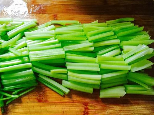 【牛肉炒芹菜】步骤2制作图解