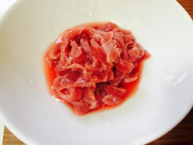 【牛肉炒芹菜】步骤3制作图解