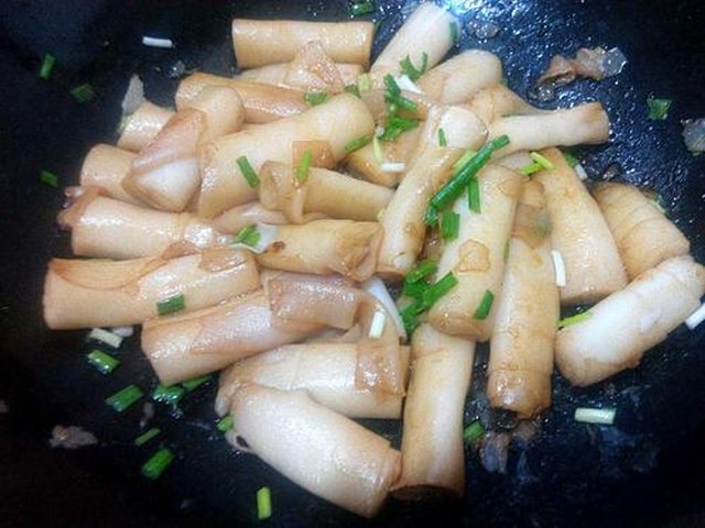 【炒猪肠粉】步骤4制作图解