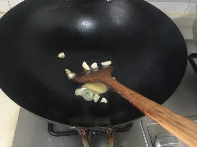 【葱姜炒鳕蟹】步骤3制作图解