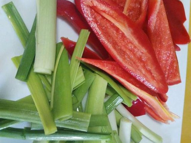 【海鲜菇炒鸡丝】步骤2制作图解