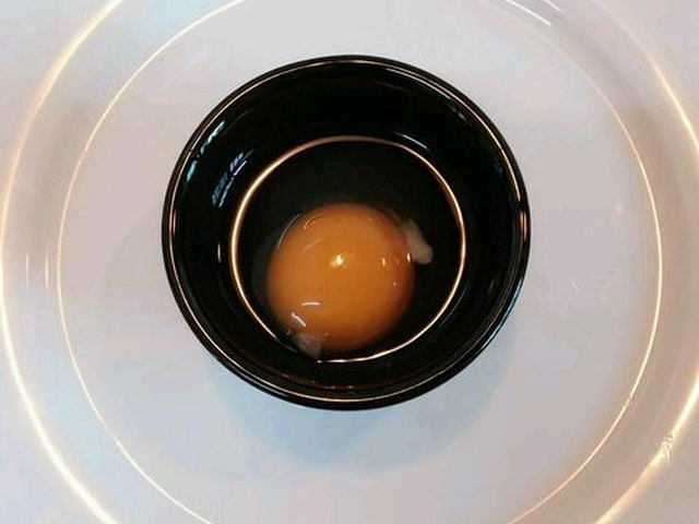 【鸡蛋香煎鱼豆腐】步骤2制作图解