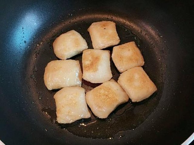 【鸡蛋香煎鱼豆腐】步骤3制作图解