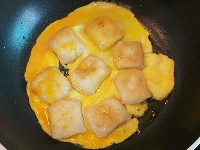 【鸡蛋香煎鱼豆腐】步骤4制作图解