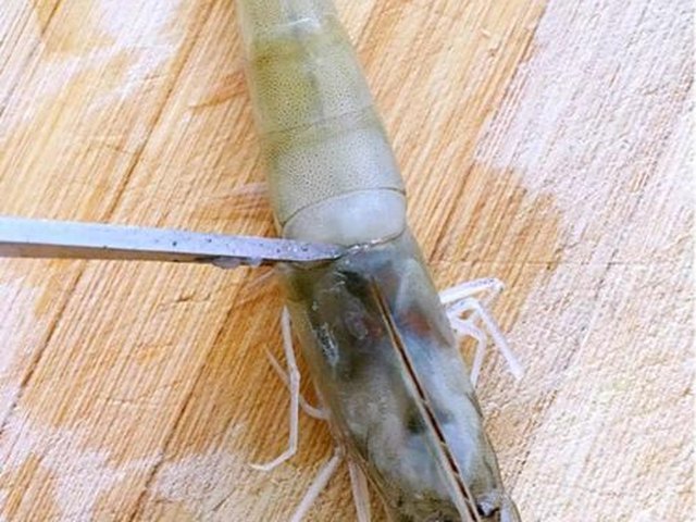 【《蒜蓉蒸虾》】步骤2制作图解