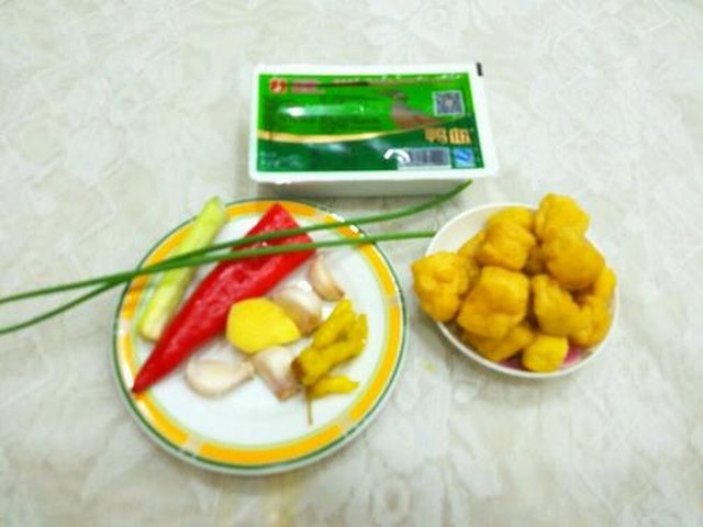 【鸭血烧油豆腐】步骤1