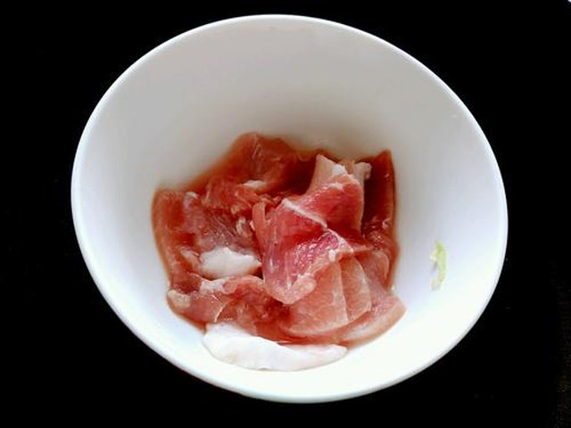 【土豆片尖椒炒肉】步骤1制作图解