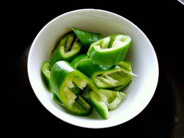 【土豆片尖椒炒肉】步骤2制作图解