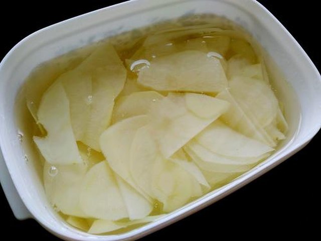 【土豆片尖椒炒肉】步骤3制作图解