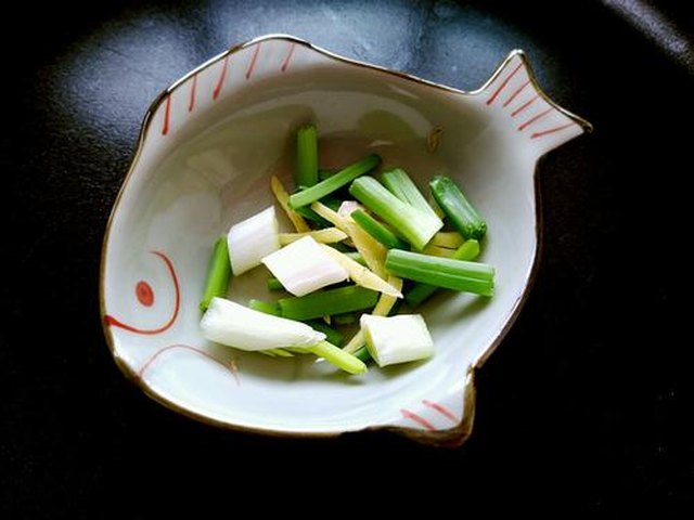 【土豆片尖椒炒肉】步骤4制作图解