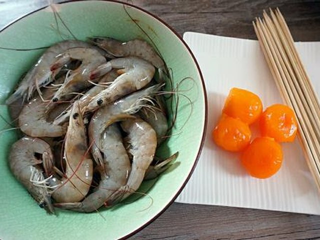 【香酥蛋黄虾】步骤1制作图解