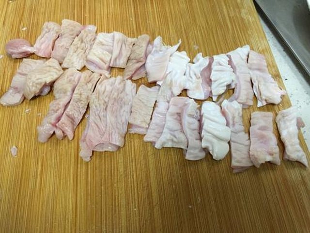【蒜苗炒龙胆石斑鱼肚】步骤3