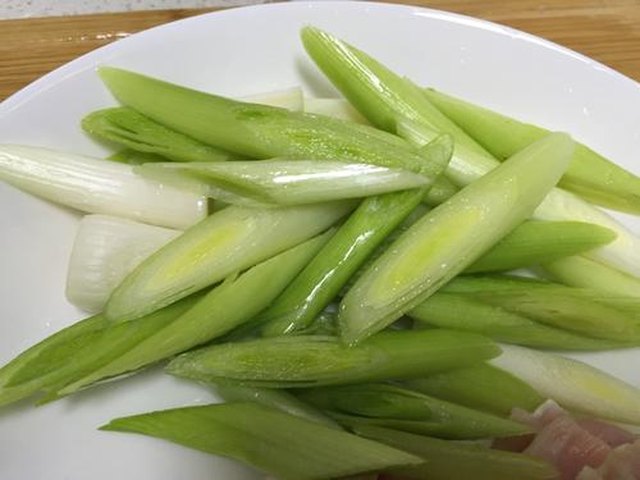 【蒜苗炒龙胆石斑鱼肚】步骤4