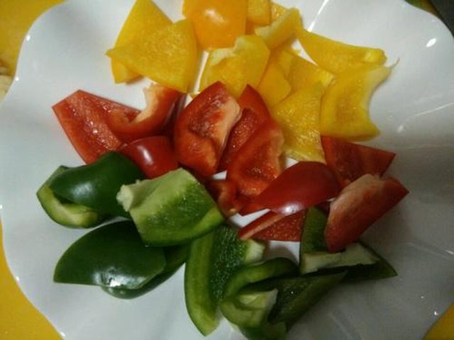 【彩椒炒鸡肉】步骤1制作图解