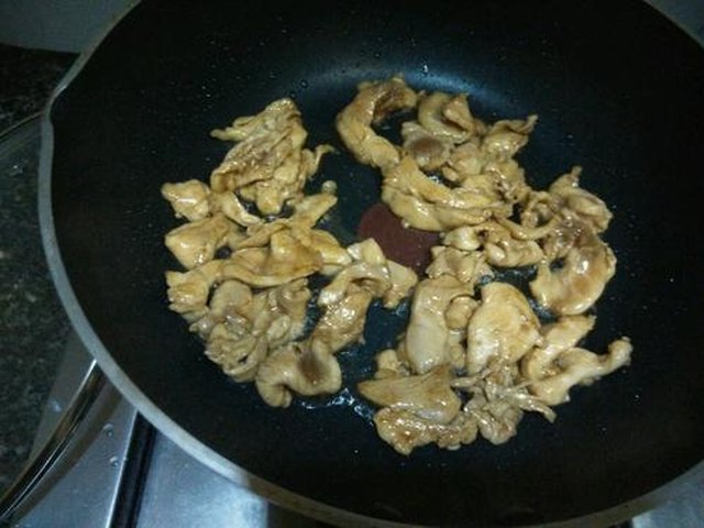【彩椒炒鸡肉】步骤3制作图解