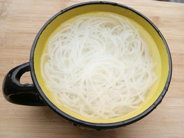 【鸡蛋炒粉丝】步骤1制作图解