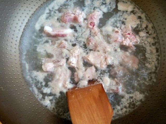 【胡萝卜玉米排骨汤】步骤2