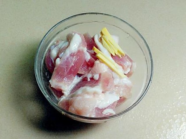 【肉片炒鸡腿菇】步骤1