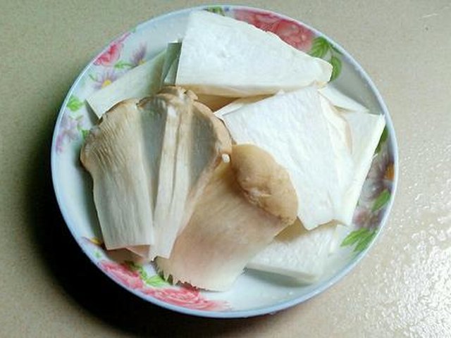 【肉片炒鸡腿菇】步骤2
