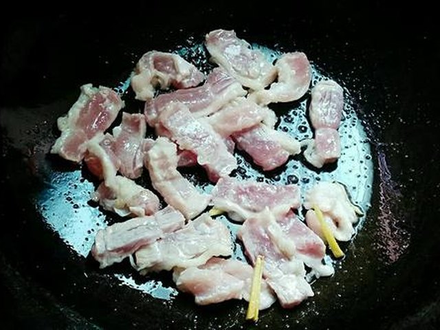 【肉片炒鸡腿菇】步骤4