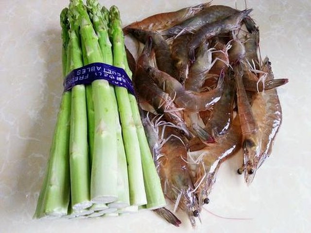【芦笋炒虾仁】步骤1