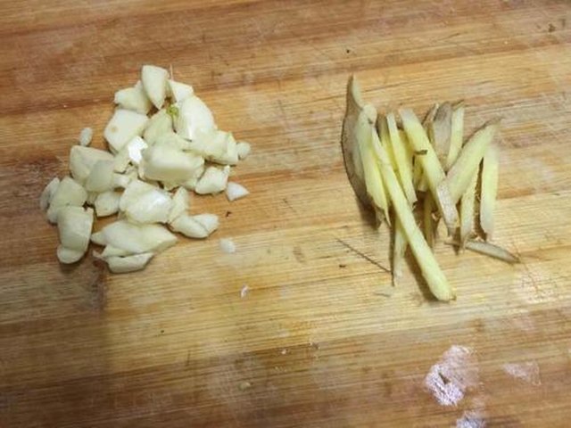 【干锅手撕卷心菜】步骤2制作图解