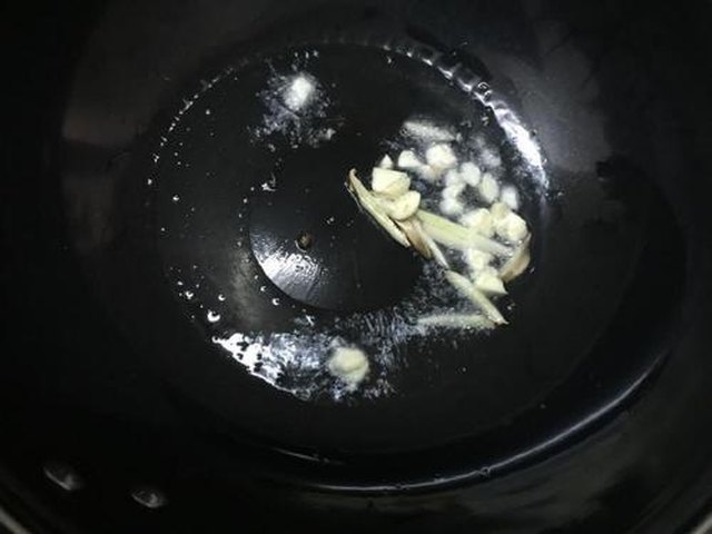【干锅手撕卷心菜】步骤3制作图解