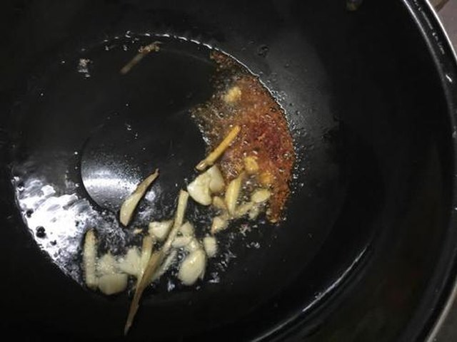 【干锅手撕卷心菜】步骤4制作图解