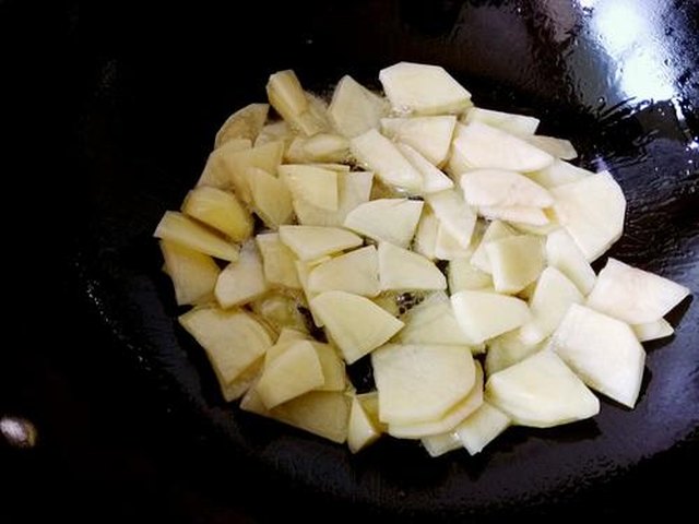 【辣白菜炒土豆片】步骤4制作图解
