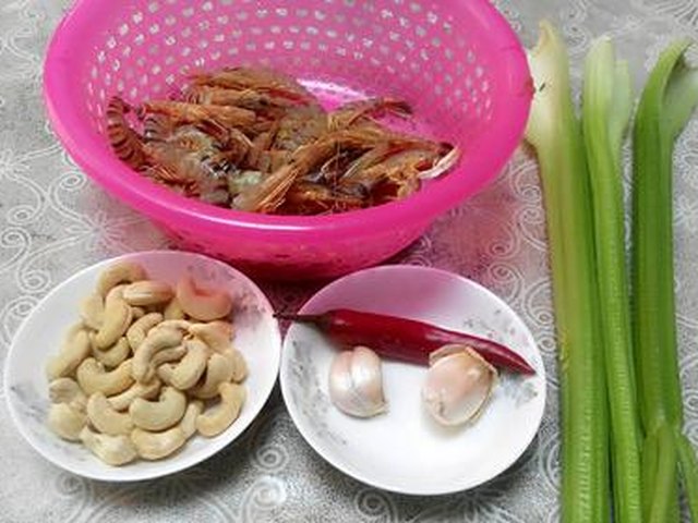 【西芹炒虾仁】步骤1