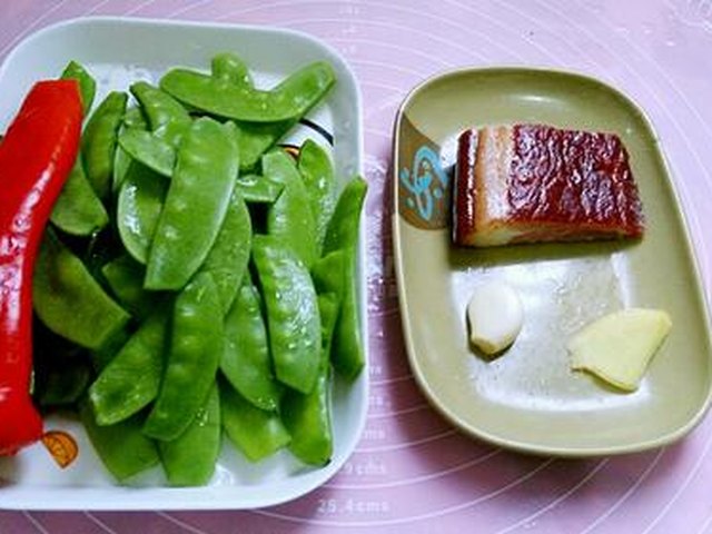【荷兰豆炒腊肉】步骤1