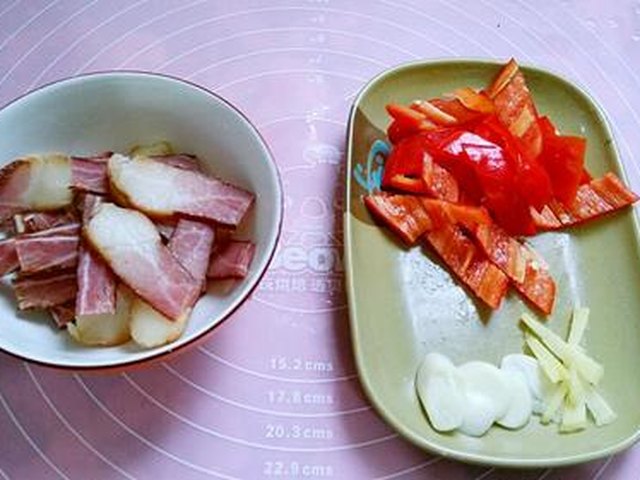 【荷兰豆炒腊肉】步骤2