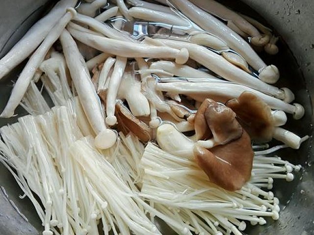 【菌菇豆腐瘦肉汤】步骤1