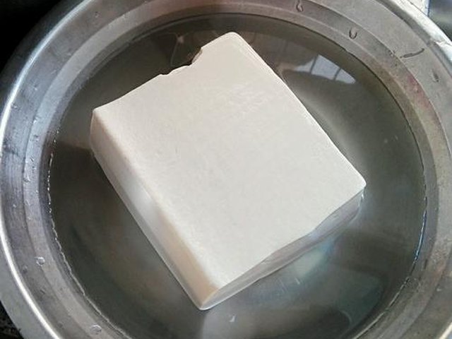 【菌菇豆腐瘦肉汤】步骤2
