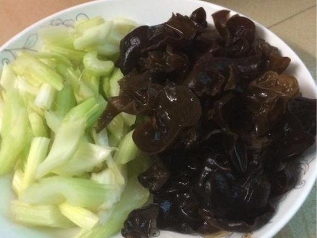 【西芹炒木耳】步骤1