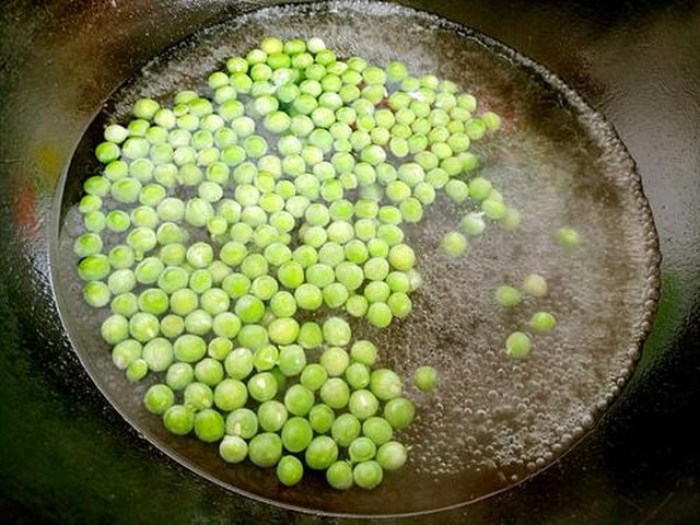 【豌豆炒肉丁】步骤1