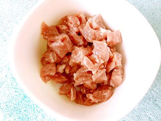 【豌豆炒肉丁】步骤2