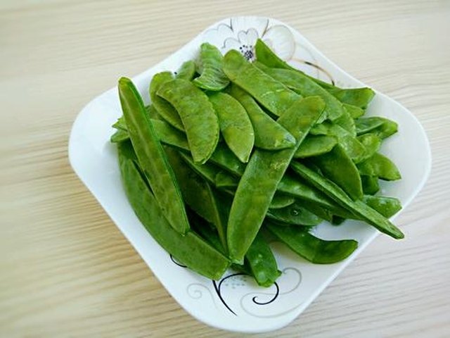 【荷兰豆炒风干肠】步骤1