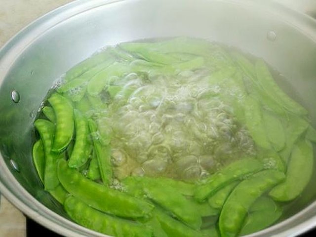 【荷兰豆炒风干肠】步骤3
