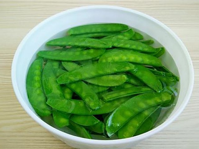 【荷兰豆炒风干肠】步骤4