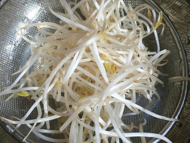 【绿豆芽包蛋】步骤1