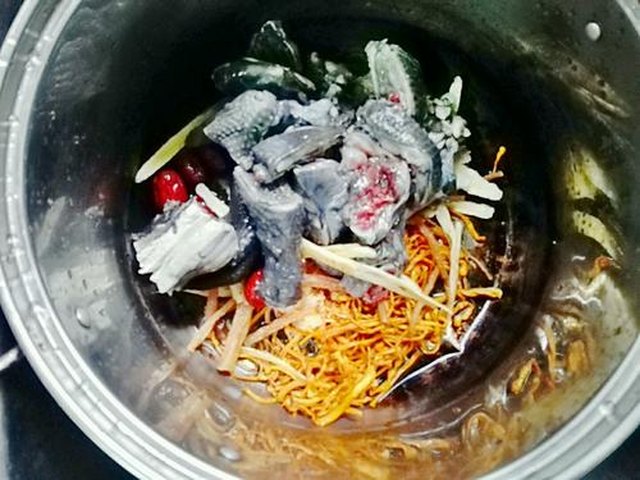 【虫草花乌鸡汤】步骤3